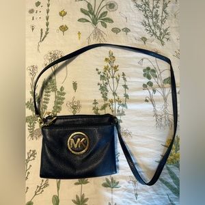 Gently used MICHAEL KORS leather purse. A few minor scratches on the logo